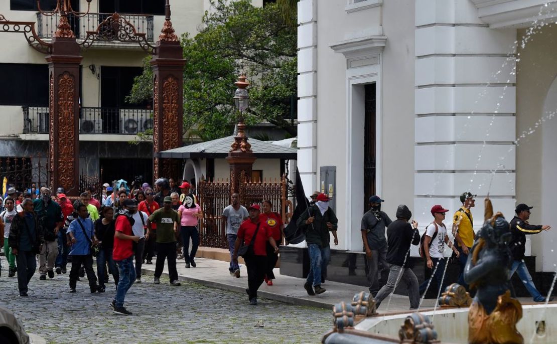 Así fue el momento en el que a la fuerza ingresaron a la Asamblea Nacional.