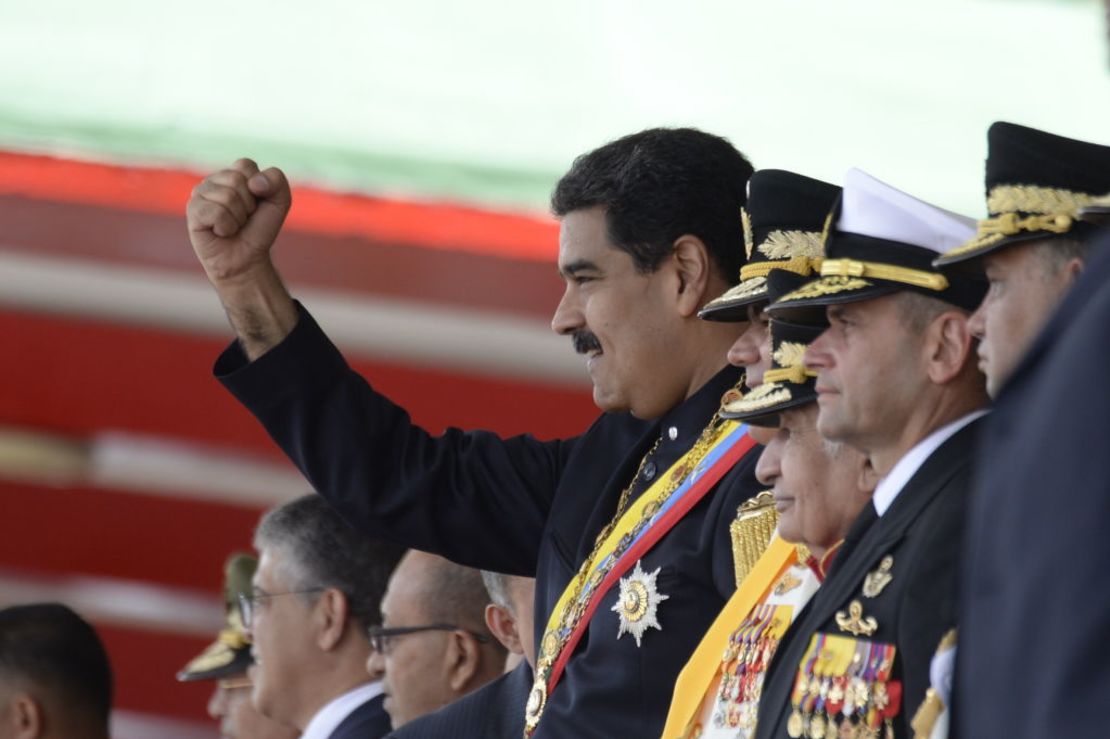 Maduro durante un desfile militar.