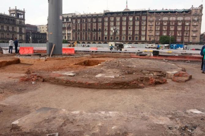 Según INAH, los arqueólogos de la DSA "se sienten orgullosos de escribir un nuevo capítulo en la historia de este emblemático espacio con el hallazgo del verdadero “Zócalo”".