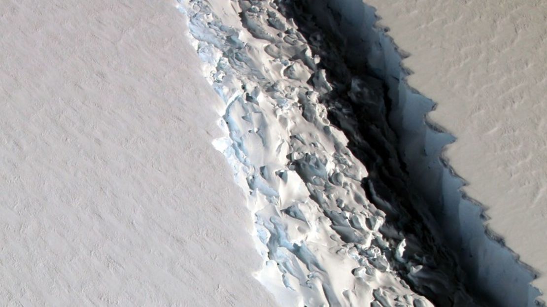 Imagen del surco que está separando el Larsen C de la plataforma de hielo a la que está sujeto.