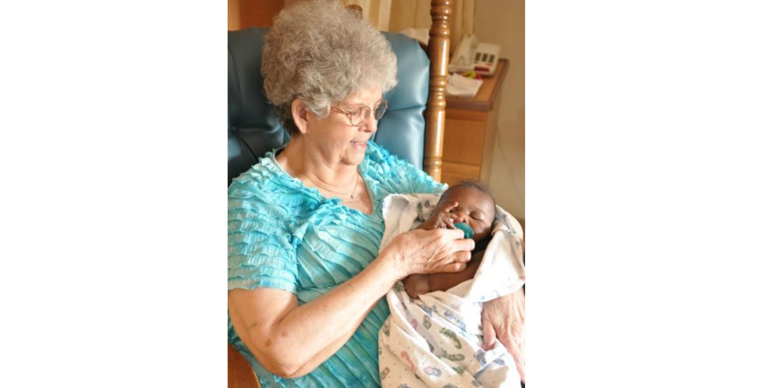 Bess Jensen arrulla un bebé en el Madonna Rehabilitation Hospitals en Lincoln, Nebraska.