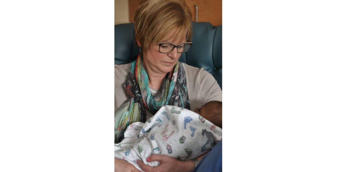 Sandy Ludwig atendiendo un bebé en el Madonna Rehabilitation Hospitals en Lincoln, Nebraska.