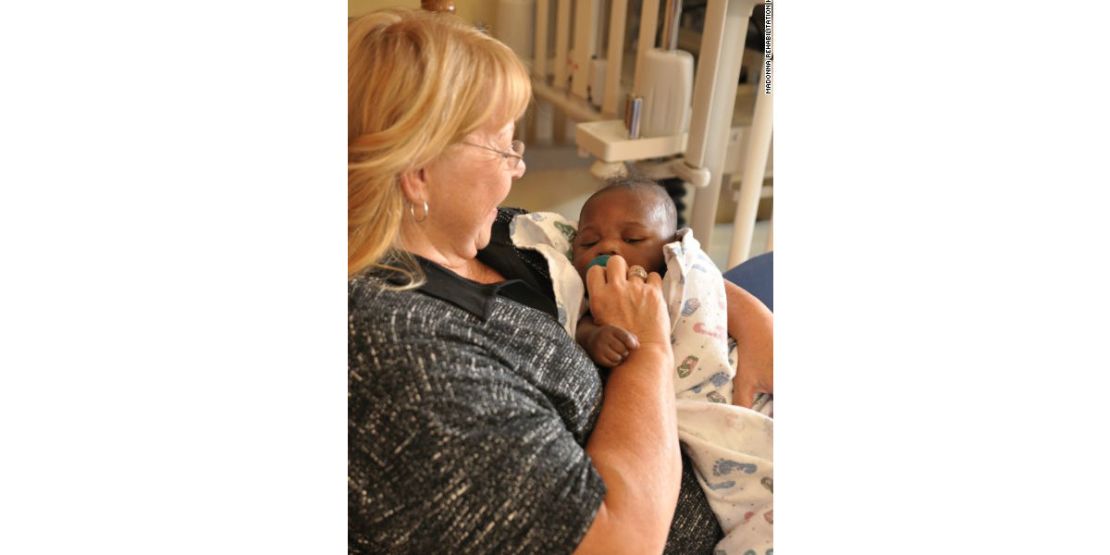 Sandy Ludwig, otra de las voluntarias del Madonna Rehabilitation Hospitals en Lincoln, Nebraska.