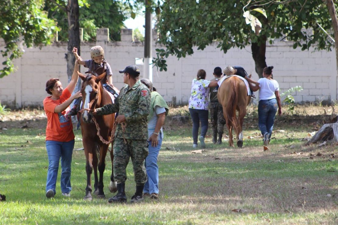 La terapia con caballos es prestada en el Regimiento de Caballería y apoya al Centro de Rehabilitación Integral para la Niñez y la Adolescencia (CRINA).