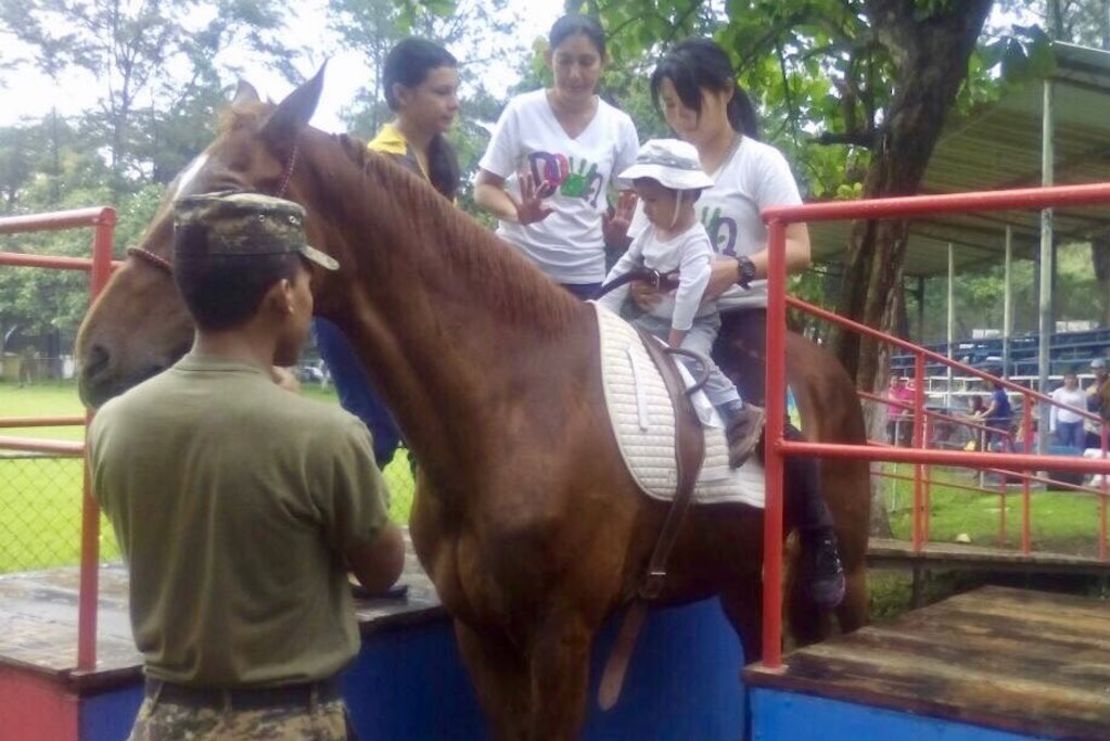 CNNE 428170 - equino-terapia-el-salvador-cnn