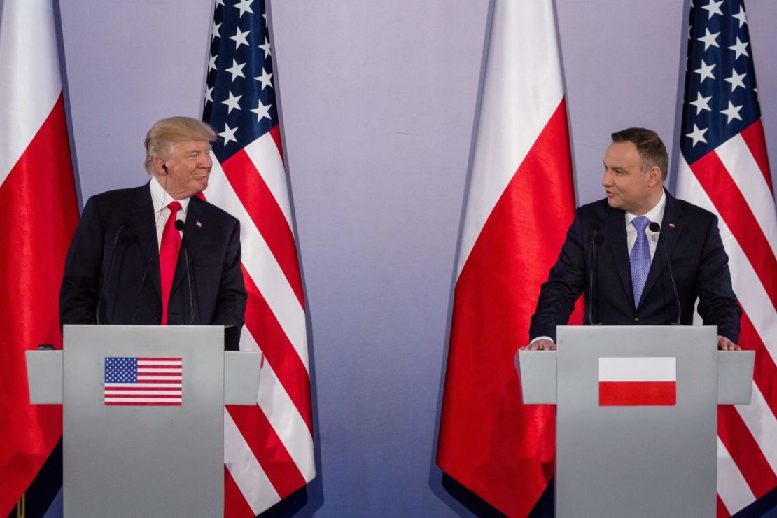 Trump en la rueda de prensa junto al presidente polaco, Andrzej Duda (d).