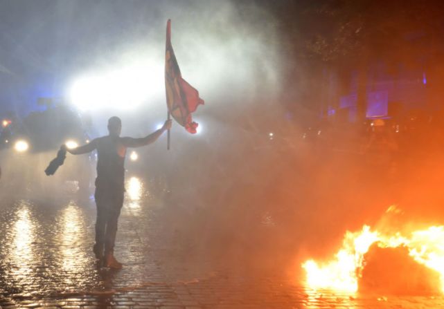MAnifeestantes arrojaron botellas y bombas de humo durante la marcha anticapitalista 'Bienvenidos al infierno', a unos 2 kilómetros del lugar en el que se celebrará la cumbre.