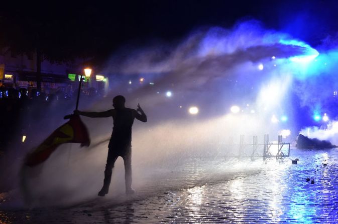 La policía usó cañones de agua para dispersar a los manifestantes.