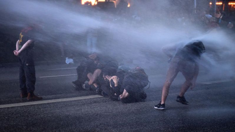 Los enfrentamientos comenzaron después de que la policía ordenó a muchos de los que protestaban que retiraran sus máscaras.