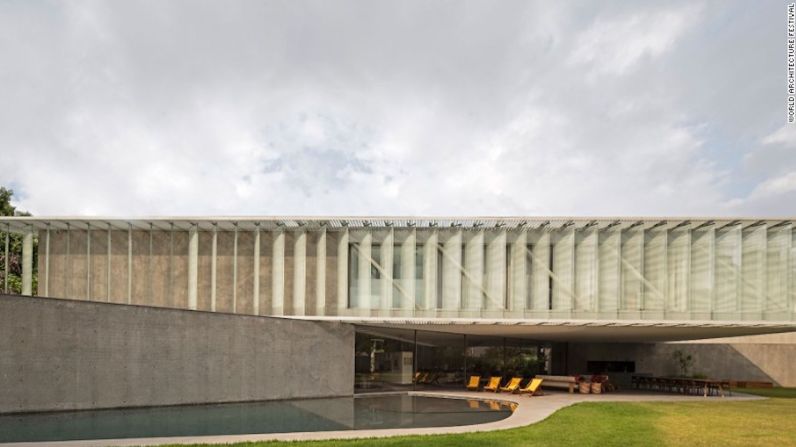 Villas: Edificios terminados — Triangle House, Sao Paulo, Brasil por Bernardes Arquitetura — Esta casa está construido con un plano de planta triangular, y maximiza la luz natural a través del uso de una claraboya y un parasol de cristal impreso.