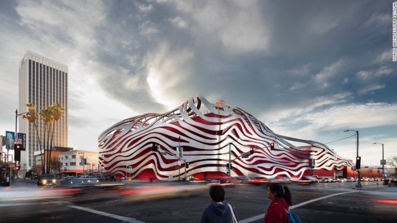 Visualización: Edificios terminados — Museo Petersen Automotive, Los Ángeles, Estados Unidos por Kohn Pedersen Fox Associates — A la firma Kohn Pedersen Fox Associates le pidieron renovar el Museo Peterson Automotive. Una de las renovaciones incluyen una “envoltura” de acero alrededor del edificio.