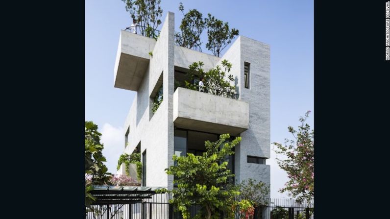 Casas: Edificios terminados — Binh House, Ciudad de Ho Chi Minh, Vietnam por Vo Trong Nghia Architects — La Binh House presenta varios espacios —desde techos hasta balcones— parar árboles y plantas. Los arquitectos esperan que esta construcción aumente la presencia de espacios verdes en las ciudades.