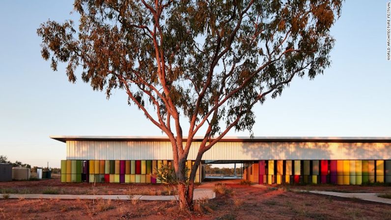 Salud: Edificios terminados — Hostal Fitzroy Crossing Renal, Fitzroy Crossing, Australia por Iredale Pedersen Hook Architects — Diseñado como una residencia de tratamiento para indígenas que sufren enfermedades renales, el hostal Fitzroy Crossing Renal les permite a los pacientes recibir tratamiento mientras están cerca de sus familias y de la comunidad. El espacio tiene seis pequeñas casas y puede acomodar en total a 19 personas.