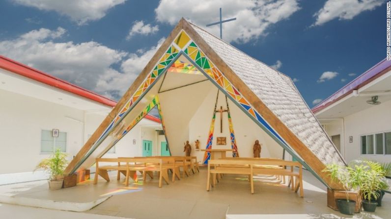 Religión: Edificios terminados — Capilla de San Benedicto y Santa Escolástica, Pambujan, Filipinas por WTA Architecture y Design Studio — Esta capilla está ubicada en un hospital en Pambujan, una pequeña ciudad rural en Filipinas. La capilla cuenta con vitrales en la entrada, así como la parte posterior del altar.