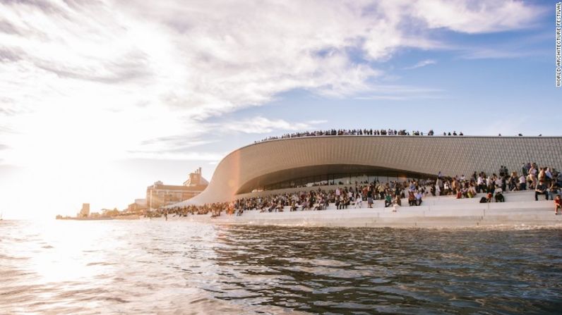 Cultura: Edificios terminados — Museo de Arte, Arquitectura y Tecnología, Lisboa, Portugal por AL_A — Este edificio de Amanda Levete y Asociados está ubicado en el Río Tagus y es una instalación multipropósito diseñada de tal manera que los visitantes pueden caminar por encima, por debajo y dentro del propio edificio.