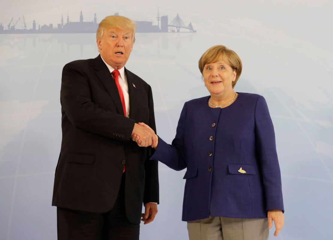 La canciller de Alemania, Angela Merkel, saluda al presidente de Estados Unidos, Donald Trump, durante la primera sesión de trabajo de la cumbre del G20 en Hamburgo (Alemania).