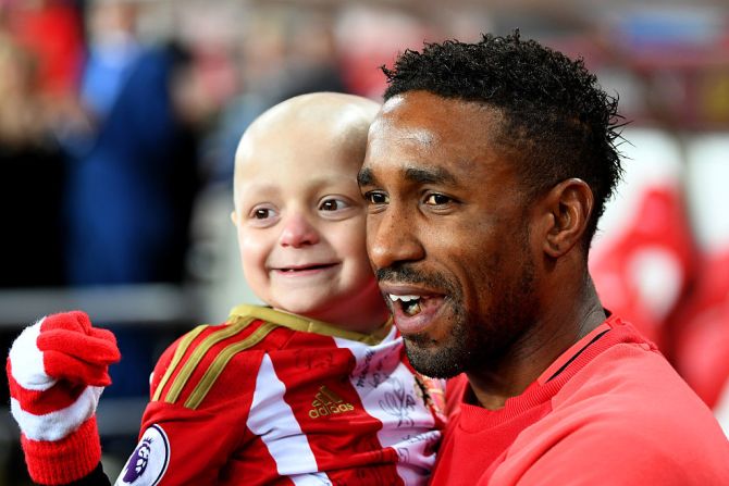 Bradley Lowrey y Jermain Defoe se volvieron inseparables. En la foto, en el partido del 14 de diciembre en el que el pequeño anotó gol.