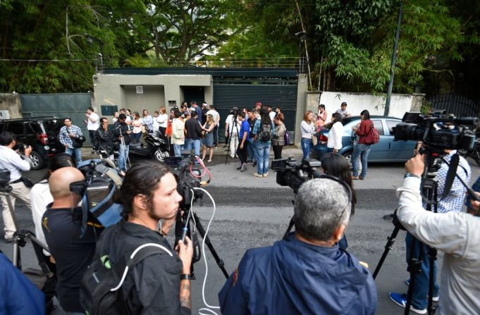 Leopoldo López salió de la cárcel de Ramo Verde y fue puesto bajo arresto domiciliario por "problemas de salud".