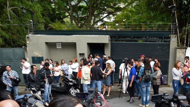 Periodistas y simpatizantes comenzaron a concentrarse afuera de la casa de Leopoldo López cuando se dio a conocer que le habían concedido arresto domiciliario.