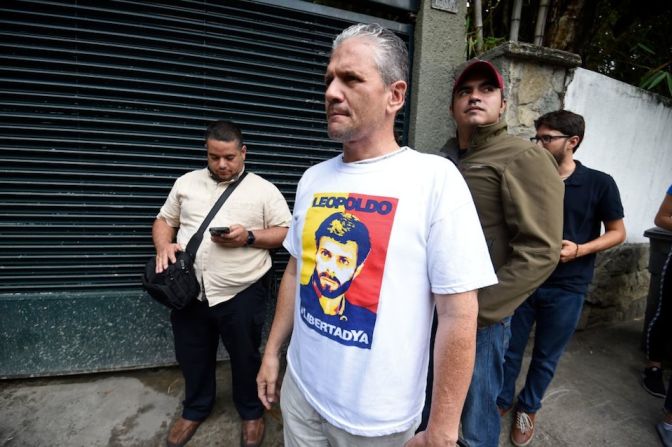 Muchos de sus seguidores llevaban camisetas con la foto del líder opositor.