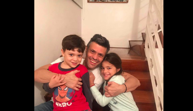 Leopoldo López se asoma desde su casa.