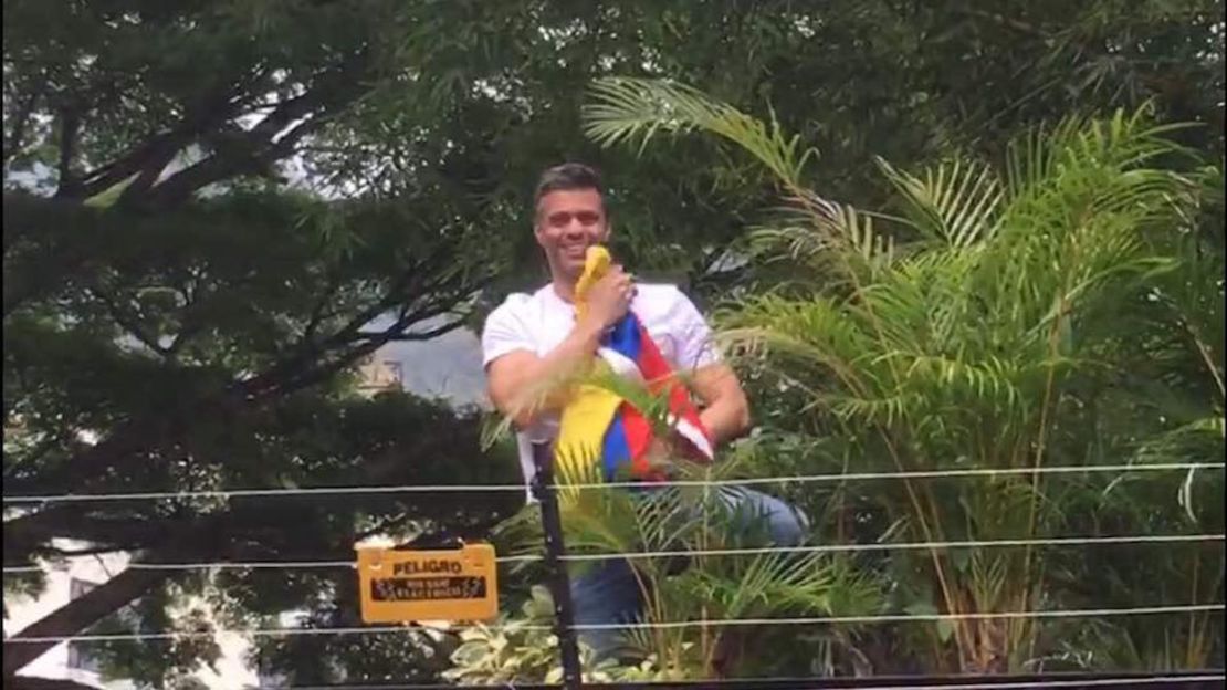 Leopoldo López se asoma desde su casa. (Cortesía Voluntad Popular).