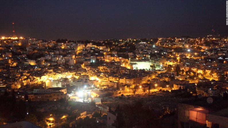 La Ciudad Vieja de Hebrón, en la Ribera Occidental, en los territorios palestinos, alberga uno de los lugares más disputados del mundo: la Cueva de los Patriarcas, también llamada Mezquita de Abraham.