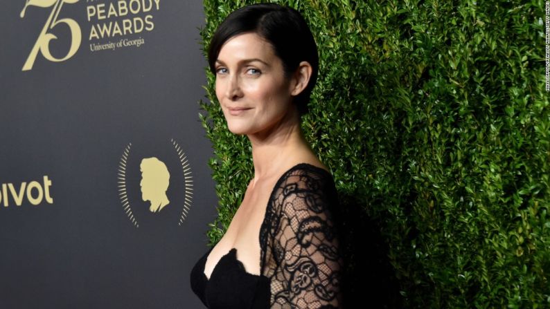 Carrie-Anne Moss, conocida por su papel de Trinity en Matrix, celebra sus 50 años el 21 de agosto.