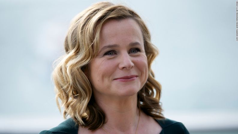 La actriz británica Emily Watson pasó al quinto piso el 14 de enero.