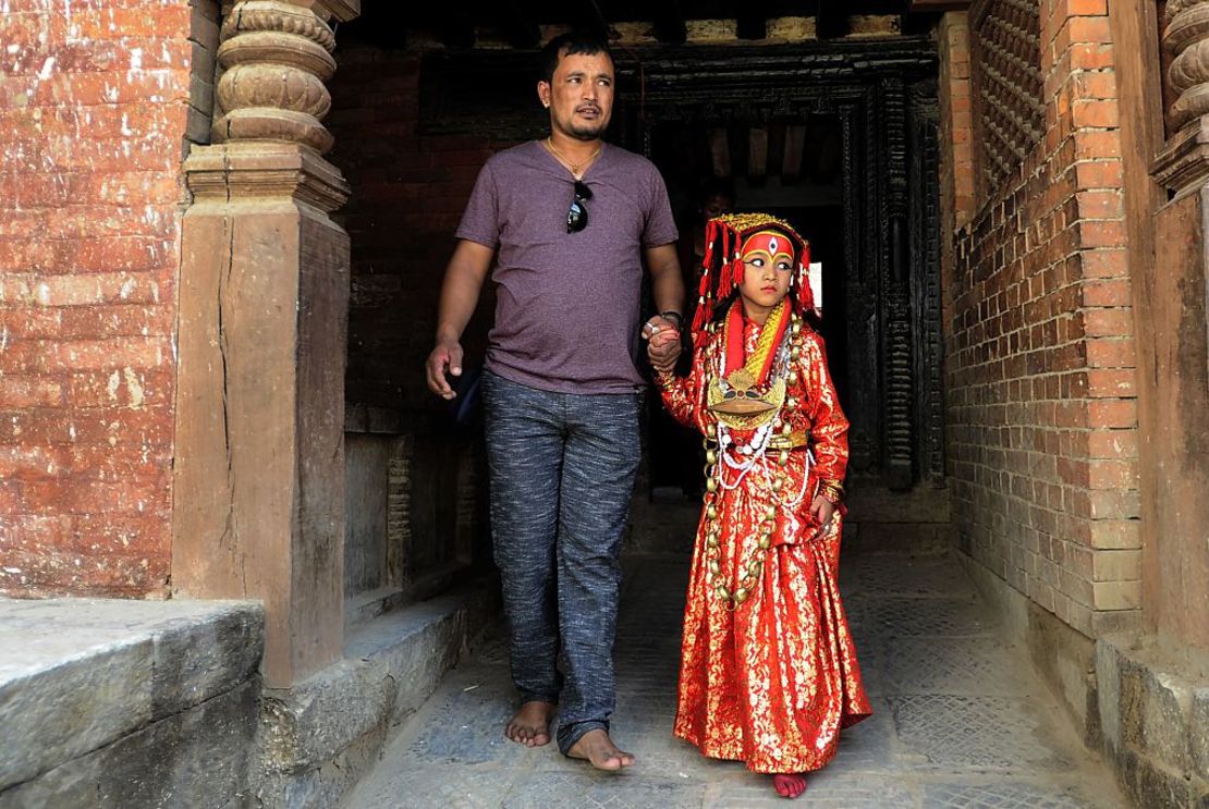 Una niña nepalesa participa en un festival religioso en Kathmandú.