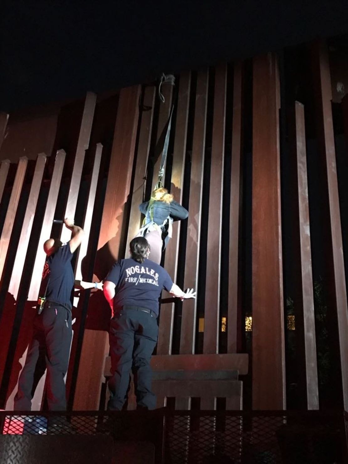 CNNE 429529 - smugglers leave woman dangling from border fence