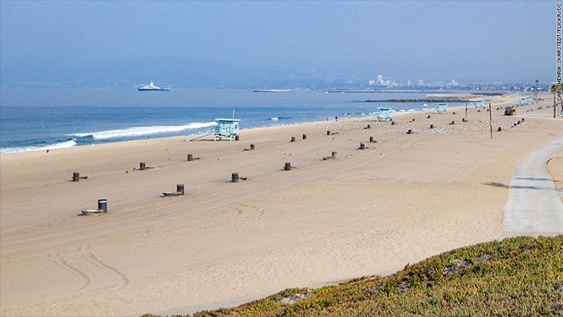 Dockweiler Beach está directamente bajo la ruta de vuelo del Aeropuerto Internacional de Los Ángeles. Si quieres conocer otras playas que pueden salvarte cuando tienes escalas largas en algún aeropuerto, recorre la siguiente galería.