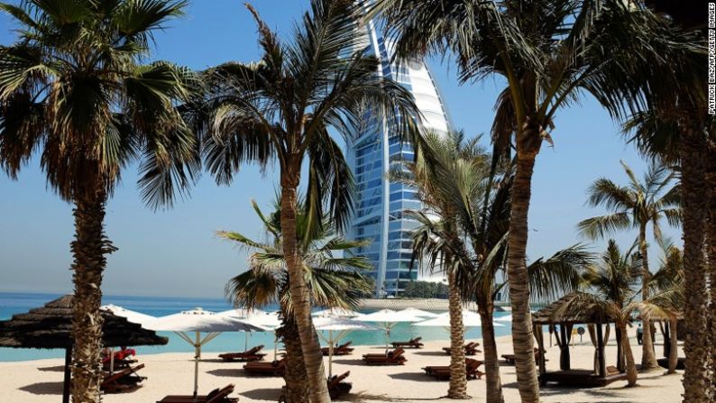 Mina Al Salam es una playa privada a las sombras del famoso edificio Burj Al Arab, en Dubai.