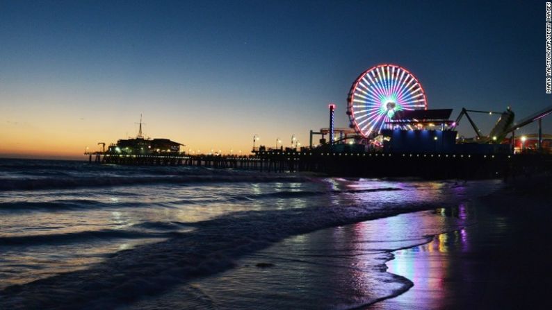 ¿Escala larga en Los Ángeles? Trata de ir a la famosa playa Santa Mónica. Un taxi es la opción más rápida. También se puede llegar en transporte público, solo hay que calcular hasta una hora por cada trayecto.