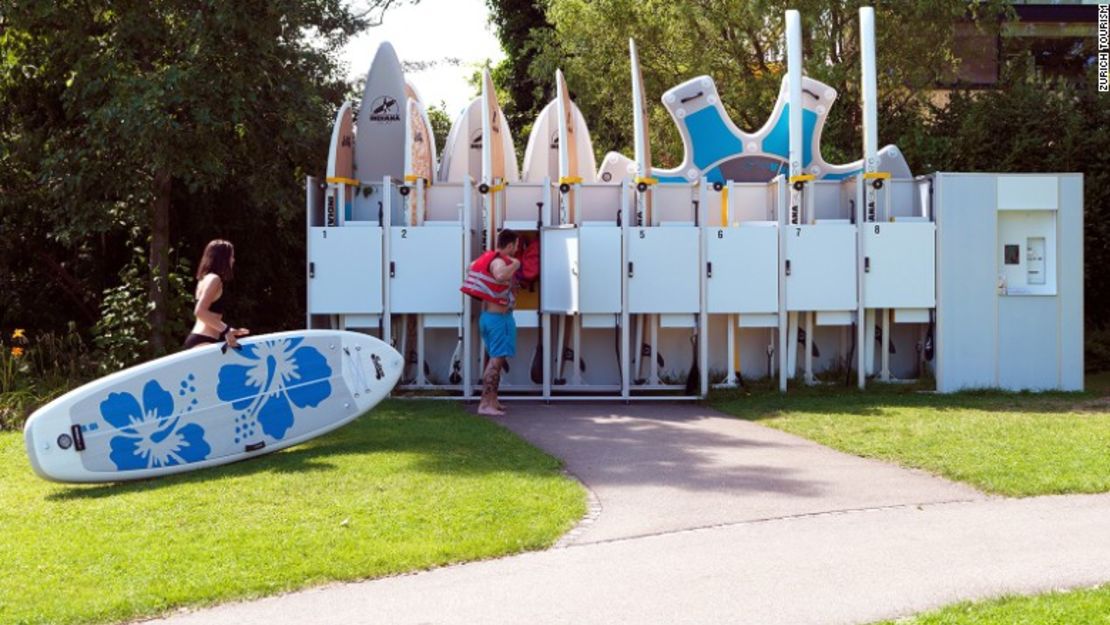 Mythenquai es una de las playas, a orillas del lago Zúrich, a unos 15 minutos del aeropuerto de la ciudad más grande de Suiza.