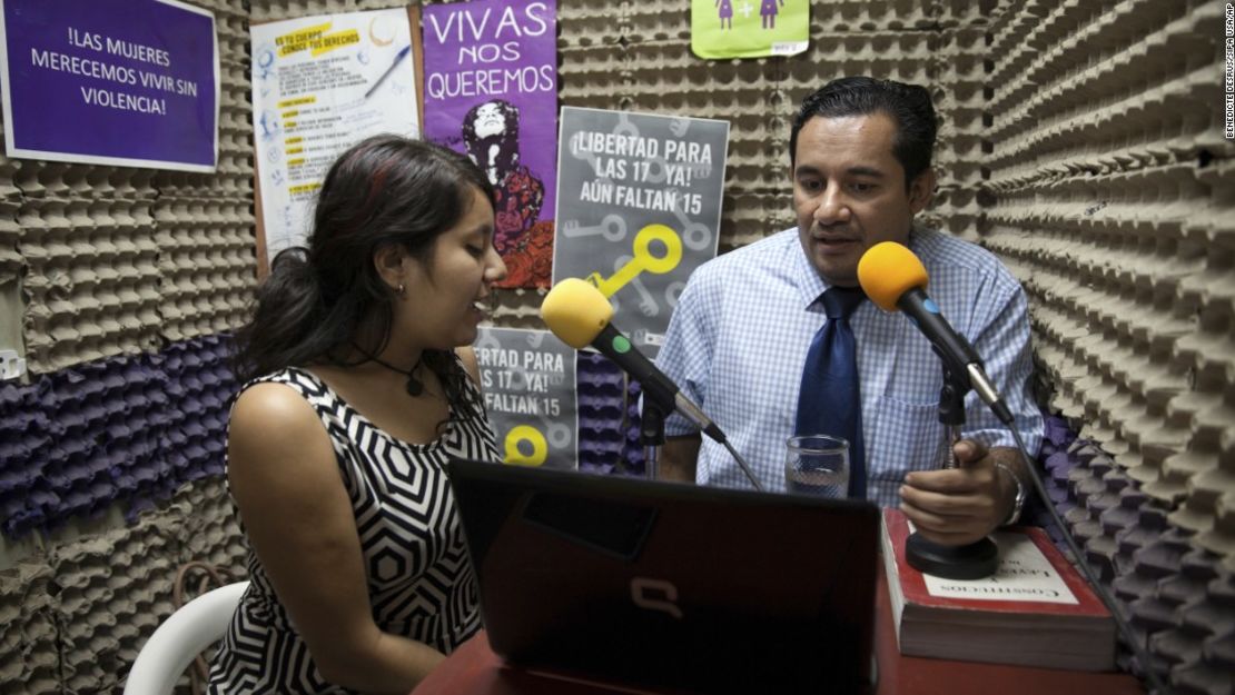 Dennis Muñoz, un abogado que trabaja con grupos de derechos humanos para liberar a mujeres en prisión por cargos de aborto, habla durante un programa de radio.