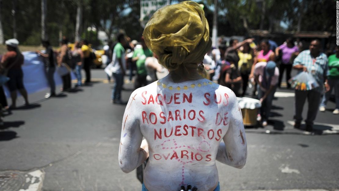 Una mujer le da un mensaje a la Iglesia católica durante una manifestación a favor del derecho al aborto: “Saquen sus rosarios de nuestros ovarios".