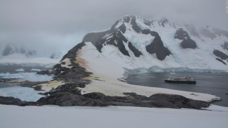 Para muchos turistas, cruzar el límite invisible del Círculo Polar Antártico es una especie de rito de iniciación.