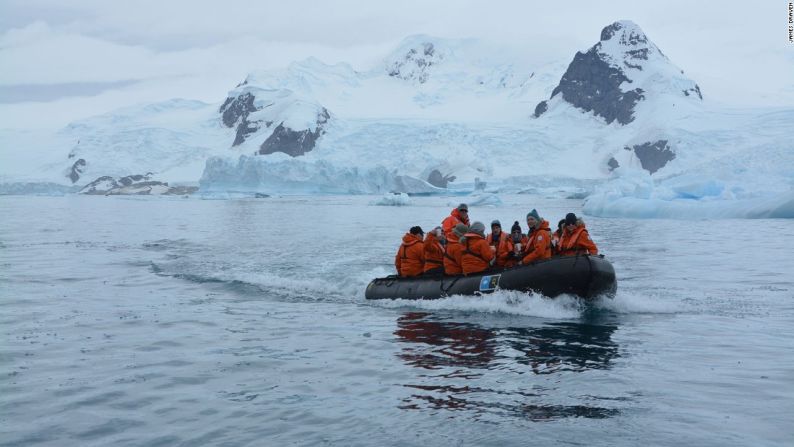 El turismo ha venido incrementándose en la Antártida en los últimos años. ¿Pero cuánto impacto ambiental está teniendo en el llamado continente blanco? Recorre la siguiente galería para responder esa y otras preguntas. (Crédito de todas las fotos: James Draven).