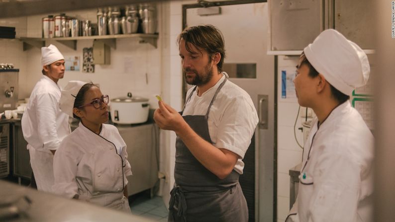 Las cenas colaborativas son otro de los legados de Noma. El restaurante participó en 'Gelinaz!', un proyecto que llevó a Redzepi y a su equipo a preparar una comida en Nahm, en Bangkok. Además, Noma acogió el primer 'Cook It Raw' (Cocinar en crudo), en el 2009, un proyecto fundado por Alessandro Porcelli para juntar a varios chefs, hacer que se conozcan, discutan y colaboren entre sí.