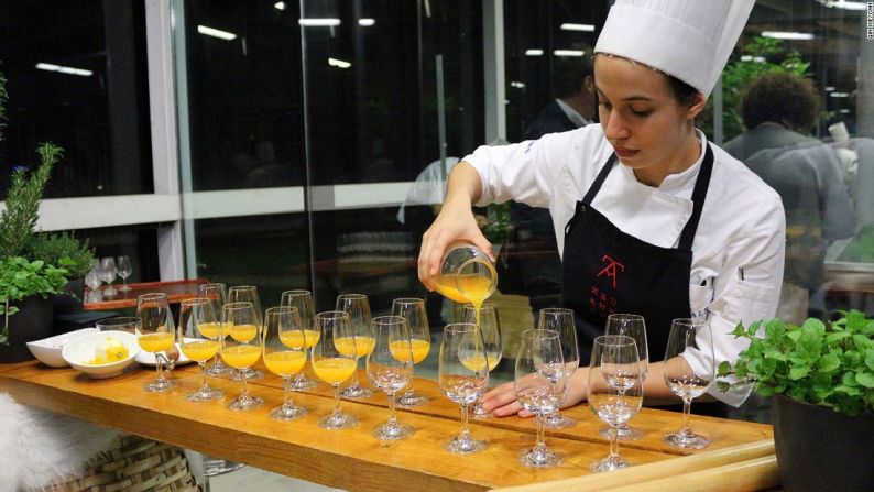 Redzepi también cambió la identidad del chef, que dejó de estar limitado a la cocina y la estufa. Con él, los chefs comenzaron a salir al comedor a servirles los platos a los comensales, una movida que “rompió barreras”, según el reconocido chef vasco Eneko Atxa, dueño del restaurante Azurmendi, con tres estrellas Michelin.