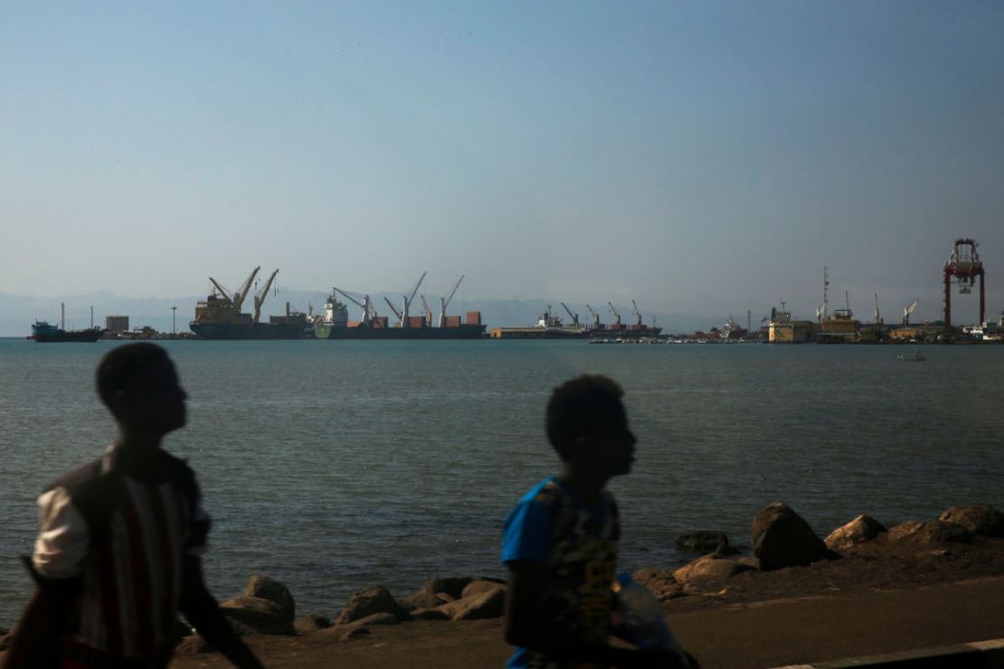 Una vista general del Puerto de Yibuti, en Ambouli, la capital del país, capturada en abril 23 de 2017, cuando el secretario de Defensa de Estados Unidos, James Mattis, visitó la ciudad en una gira general por el Medio Oriente.