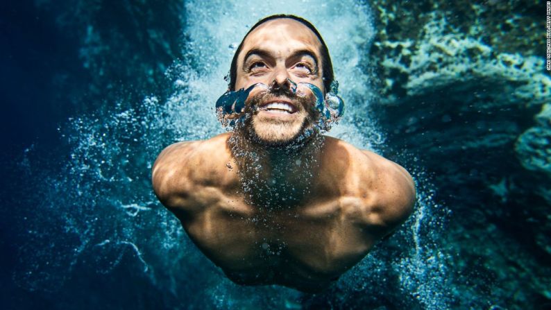 Orlando Duque finaliza su clavado en la isla de Sao Miguel (Portugal), mientras compite en la Serie Mundial de Red Bull Cliff Diving el viernes 7 de julio. El colombiano ganó el evento. Fue su primera victoria en la gira desde 2013.