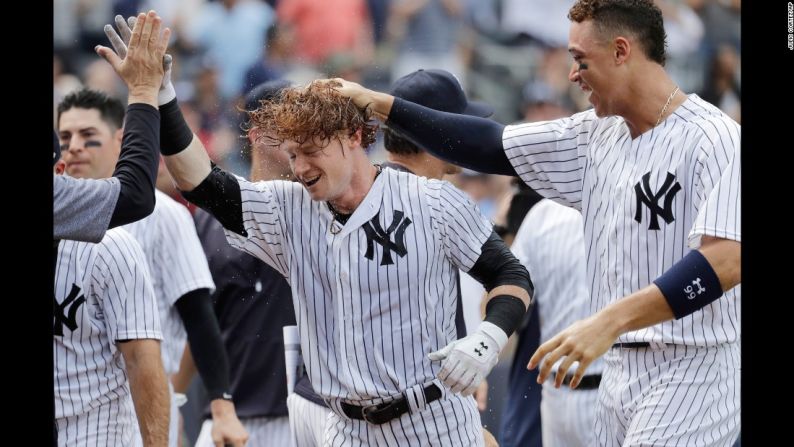 Clint Frazier es felicitado por sus compañeros de equipo de los Yankees de Nueva York después de haber realizado un jonrón contra Milwaukee el sábado 8 de julio.