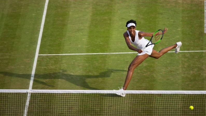 Venus Williams devuelve un servicio durante su partido de tercera ronda en Wimbledon el viernes, 7 de julio. Williams derrotó a Naomi Osaka con parciales de 7-6, 6-4.