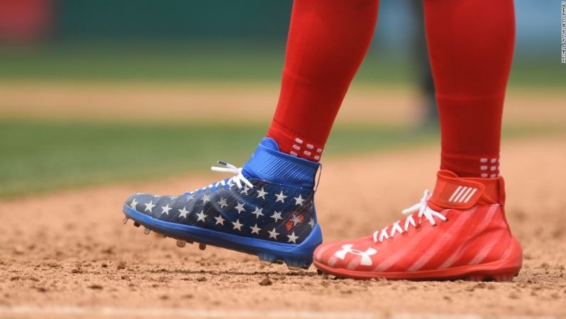 La estrella de béisbol Bryce Harper usa cornamusas patrióticas en un juego de los Nacionales de Washington el 4 de Julio.