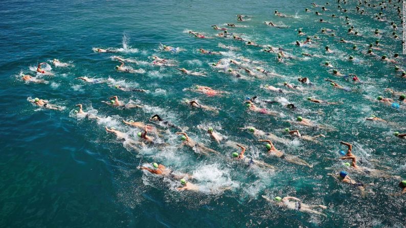 Nadadores comienzan una carrera para cruzar el lago Zurich (Suiza) el miércoles 5 de julio.