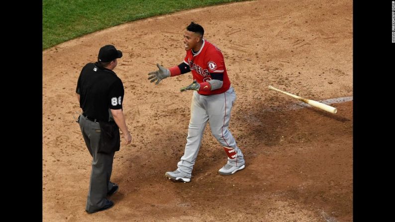 Yunel Escobar, tercera base de los Angels de Los Ángeles, reacciona después de ser expulsado en un partido contra Minneapolis el miércoles 5 de julio.