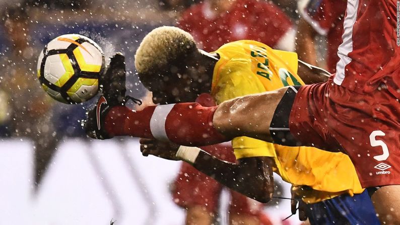 El canadiense Dejan Jakovic (rojo) disputa el balón con Arnold Abelinti de Guayana Francesa, durante un partido de la Copa Oro de la Concacaf el viernes 7 de julio.