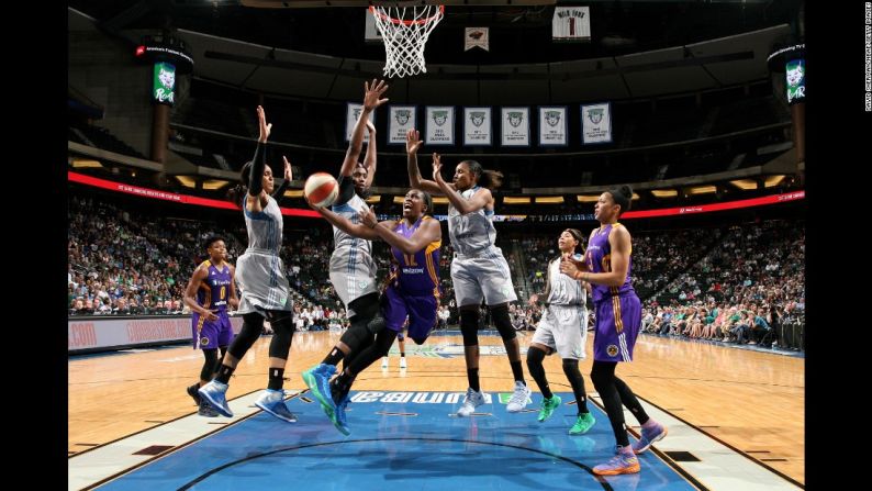 Chelsea Grey, de Los Ángeles, es rodeada por jugadoras del Minnesota Lynx durante un partido de la WNBA el jueves 6 de julio.